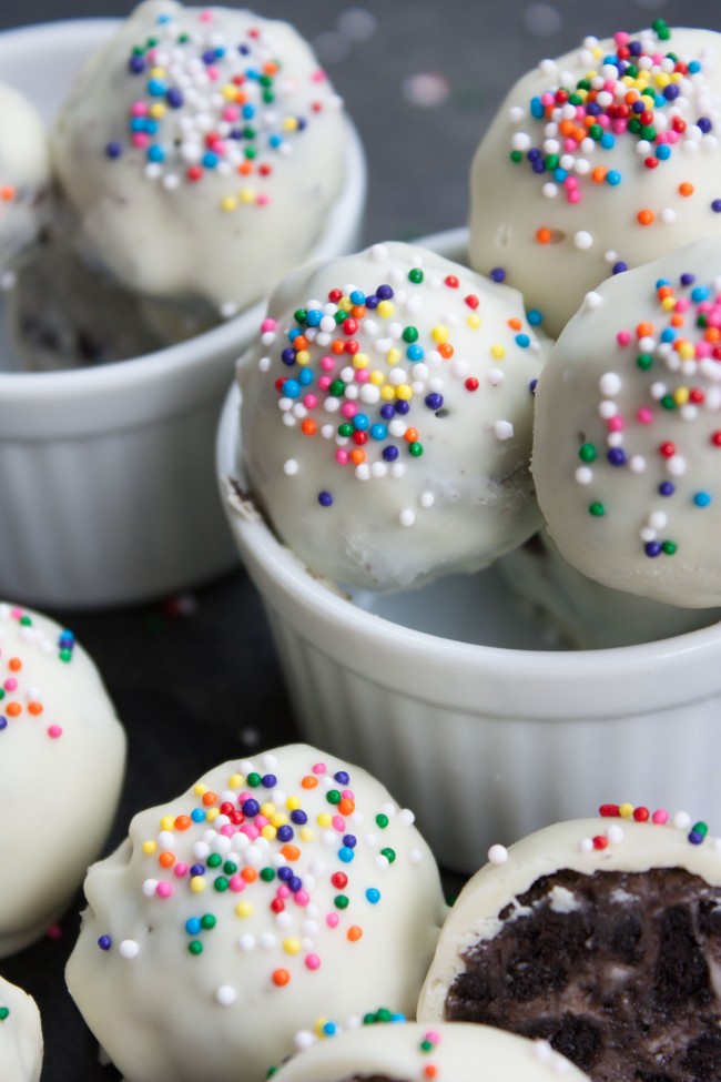 no-bake-cookies-cream-truffles-oreos-3