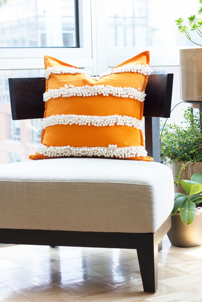 DIY-pom-pom-trim-pillow-4-thesarahjohnson